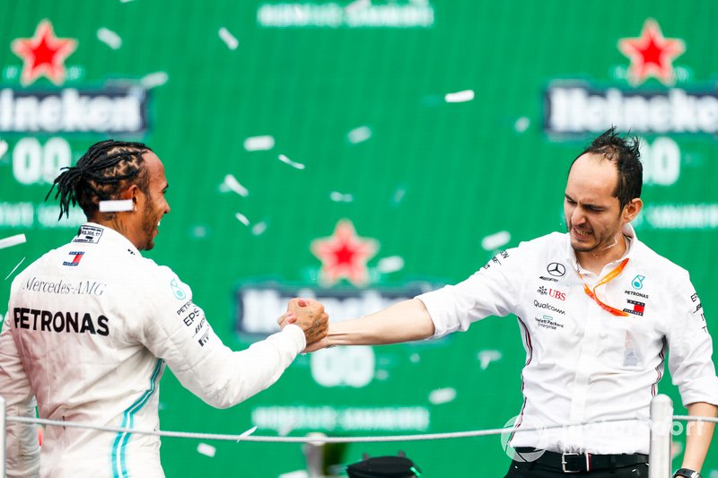 Il vincitore della gara Lewis Hamilton, Mercedes AMG F1, festeggia sul podio