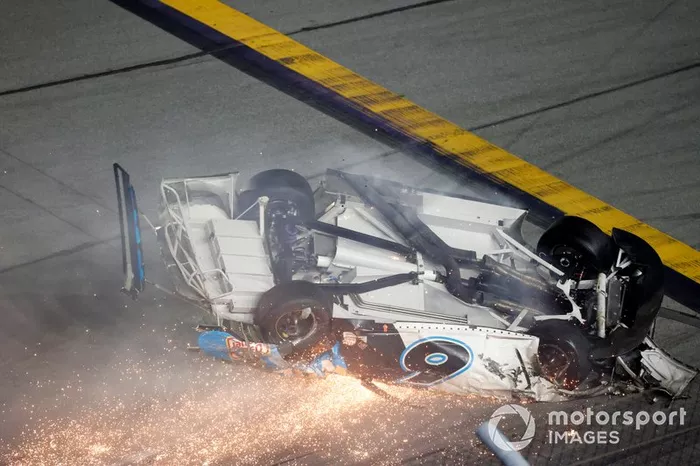 El accidente de Ryan Newman, Roush Fenway Racing, Ford Mustang Koch Industries en la última vuelta