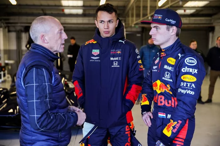 Max Verstappen y Alexander Albon, pilotos de Red Bull Racing, hablan con el probador del Red Bull Racing Aston Martin Valkyrie, Chris Goodwin