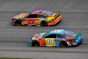 Kyle Busch, Joe Gibbs Racing, Toyota Camry M&M's Hazelnut and Ricky Stenhouse Jr., Roush Fenway Racing, Ford Mustang SunnyD