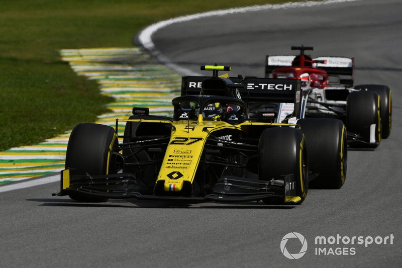 Nico Hulkenberg, Renault F1 Team R.S. 19, leads Kimi Raikkonen, Alfa Romeo Racing C38