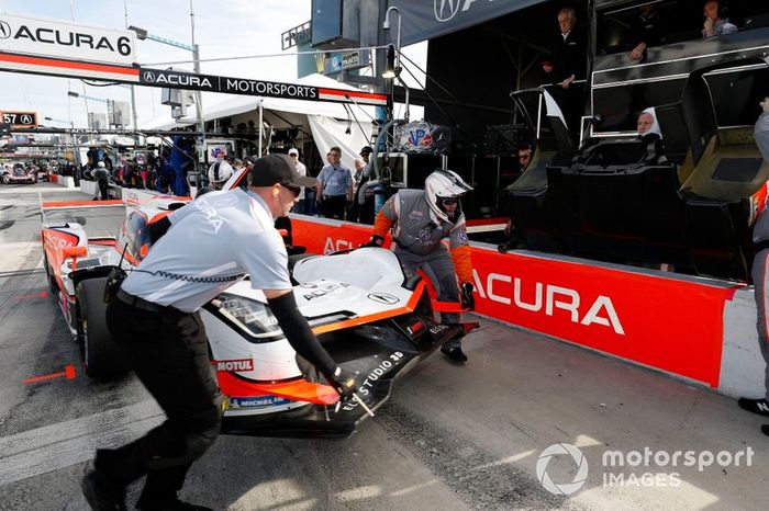 #6 Acura Team Penske Acura DPi, DPi: Juan Pablo Montoya, Dane Cameron, Simon Pagenaud, crew