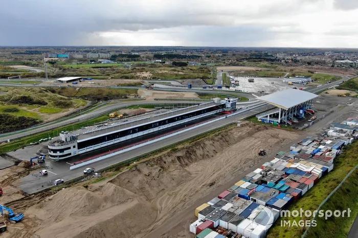Trabajos de construcción en el autódromo de Zandvoort para el Gran Premio de Holanda