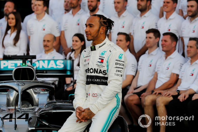 Lewis Hamilton, Mercedes AMG F1, posa para la foto de grupo