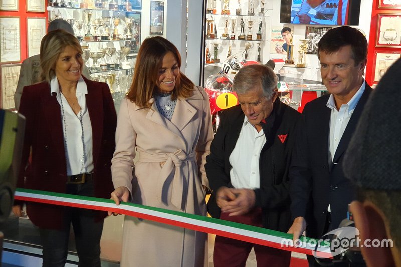 Giacomo Agostini corta la cinta inaugural, con representantes políticos de Bérgamo