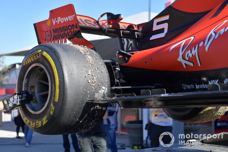 La suspensión dañada del coche de Sebastian Vettel, Ferrari SF90