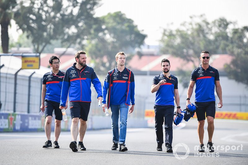 Daniil Kvyat, Toro Rosso, ispeziona il tracciato