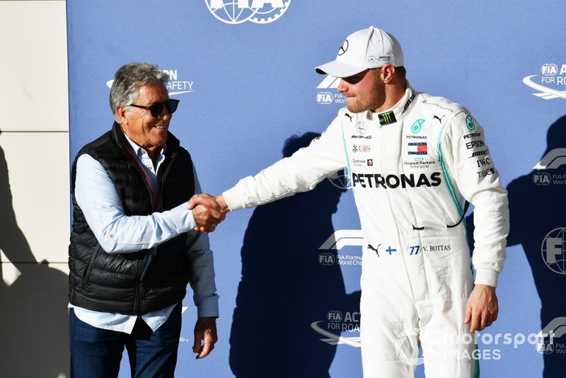 Mario Andretti presents the Pirelli pole position award to Valtteri Bottas, Mercedes AMG