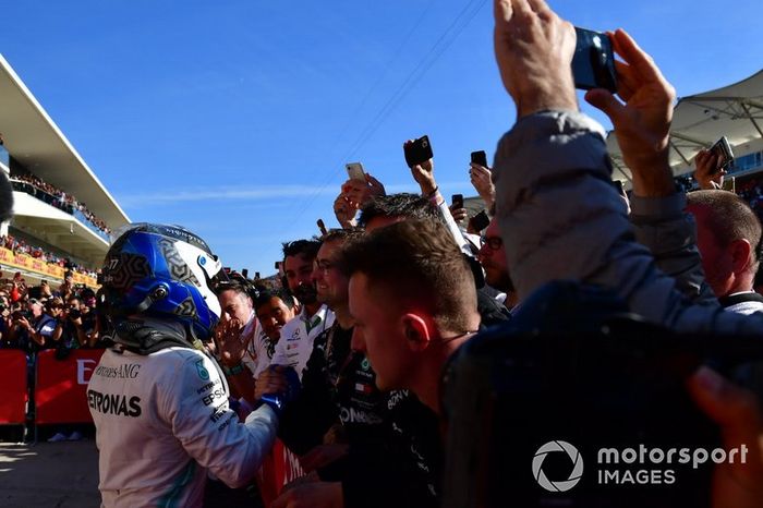 Valtteri Bottas, Mercedes AMG F1, 1ª posición, celebra con su equipo en el Parc Ferme