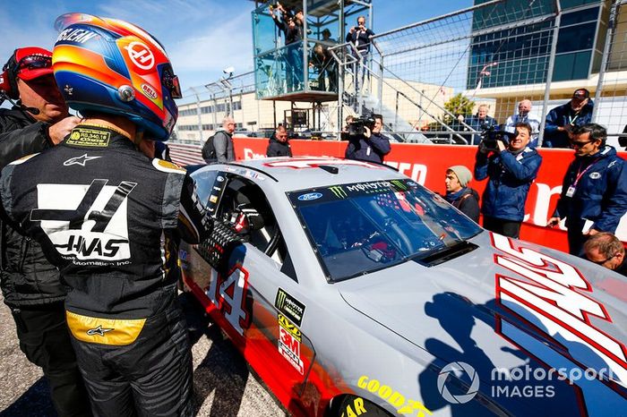 Kevin Magnussen, Haas F1 Team, pilotando con Tony Stewart