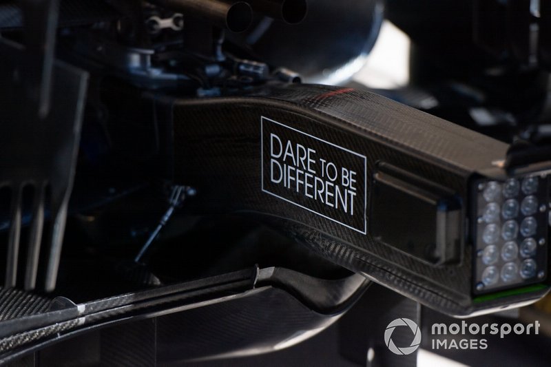 Logotipo de la inciativa "Dare to be different' en la estructura de impacto trasera