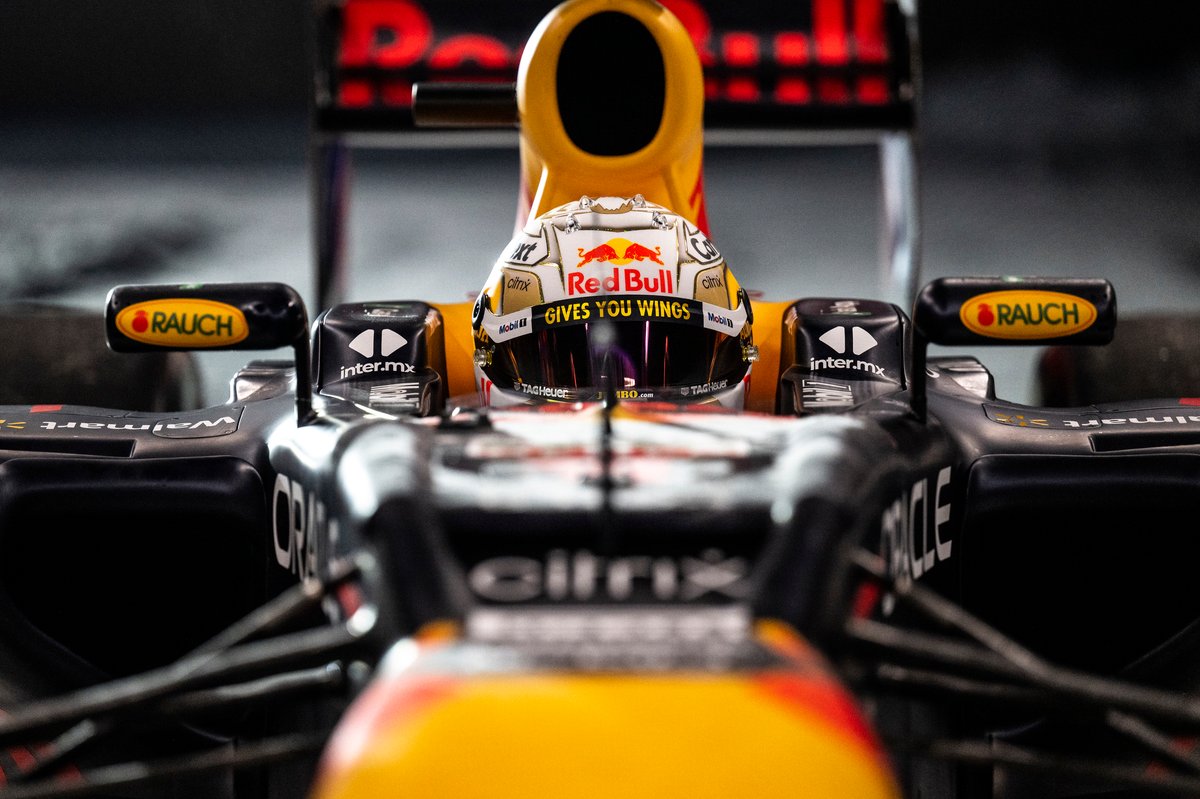 Video Max Verstappen Racet Met Red Bull Formule 1 Auto Over Ijs