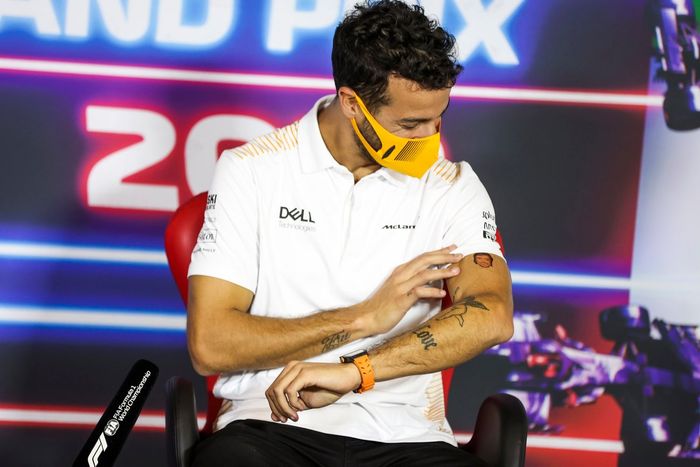 Daniel Ricciardo, McLaren, señala un tatuaje temporal de Fernando Alonso, Alpine F1