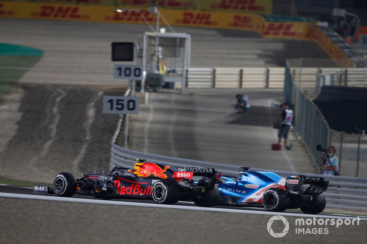 Sergio Perez, Red Bull Racing RB16B, Fernando Alonso, Alpine A521