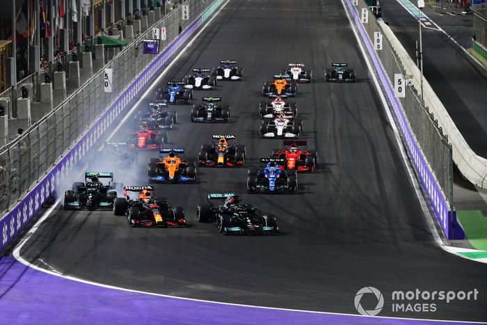 Max Verstappen, Red Bull Racing RB16B, lucha con Lewis Hamilton, Mercedes W12, en el segundo reinicio
