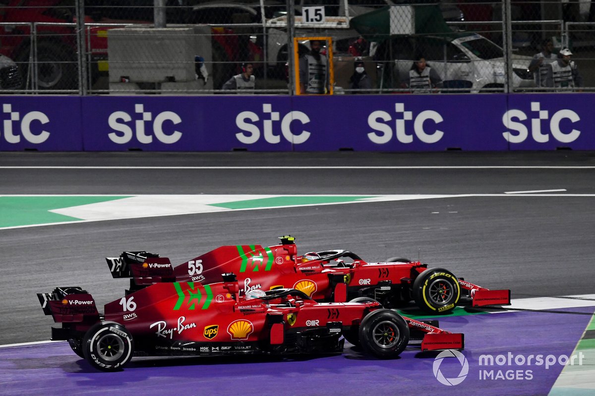 Charles Leclerc, Ferrari SF21, in battaglia con Carlos Sainz Jr., Ferrari SF21