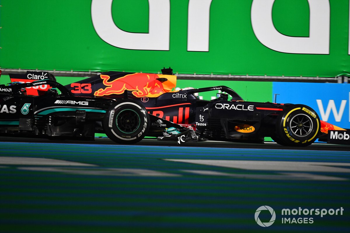 Max Verstappen, Red Bull Racing RB16B, e Lewis Hamilton, Mercedes W12 dopo l'incidente