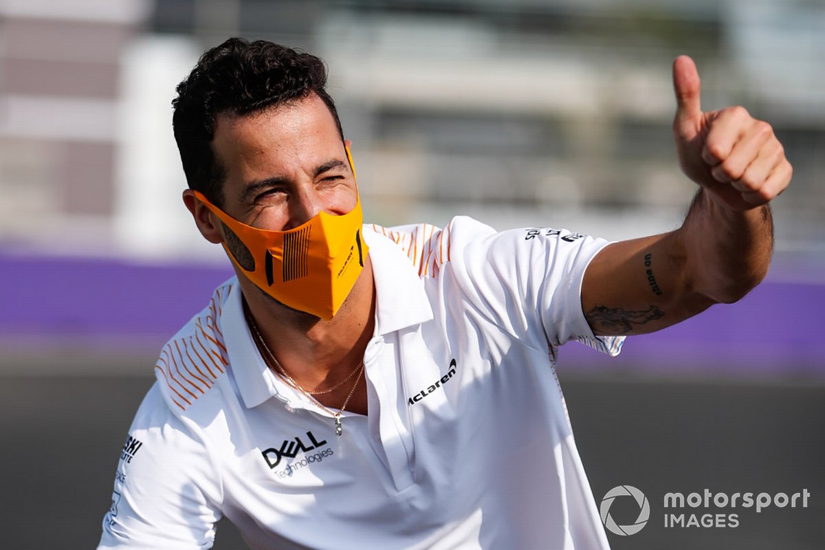 Daniel Ricciardo, McLaren, fait son tour de piste à vélo