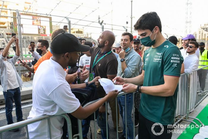 Lance Stroll, Aston Martin, firma autógrafos para los fans