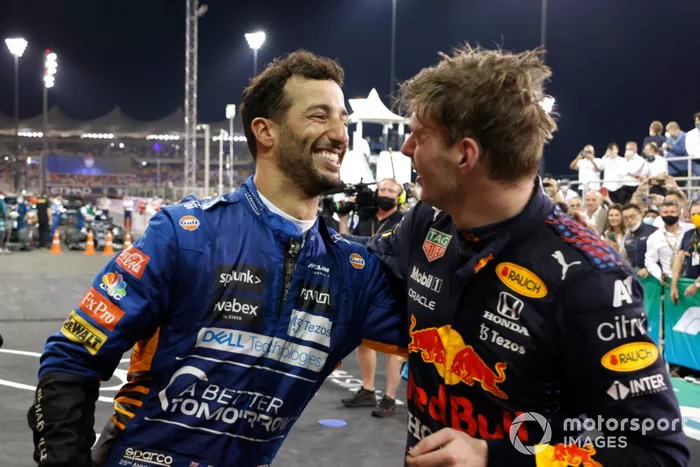 Daniel Ricciardo, McLaren, felicita a Max Verstappen, Red Bull Racing, 1ª posición, en Parc Ferme