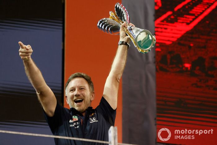 Christian Horner, director del equipo Red Bull Racing, levanta el trofeo de Constructores en el podio