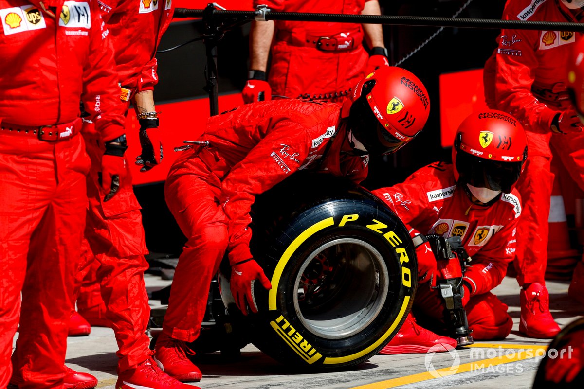 El equipo de boxes de Ferrari se prepara para una parada