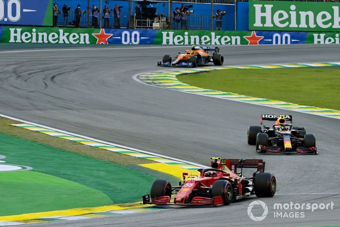 Carlos Sainz Jr, Ferrari SF21, Sergio Pérez, Red Bull Racing RB16B