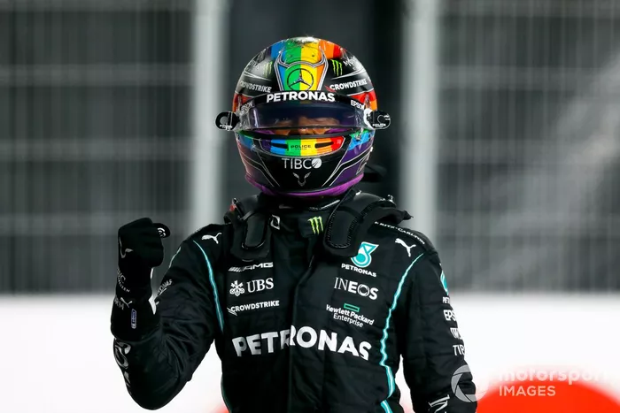 Ganador de la pole position Lewis Hamilton, Mercedes, celebra