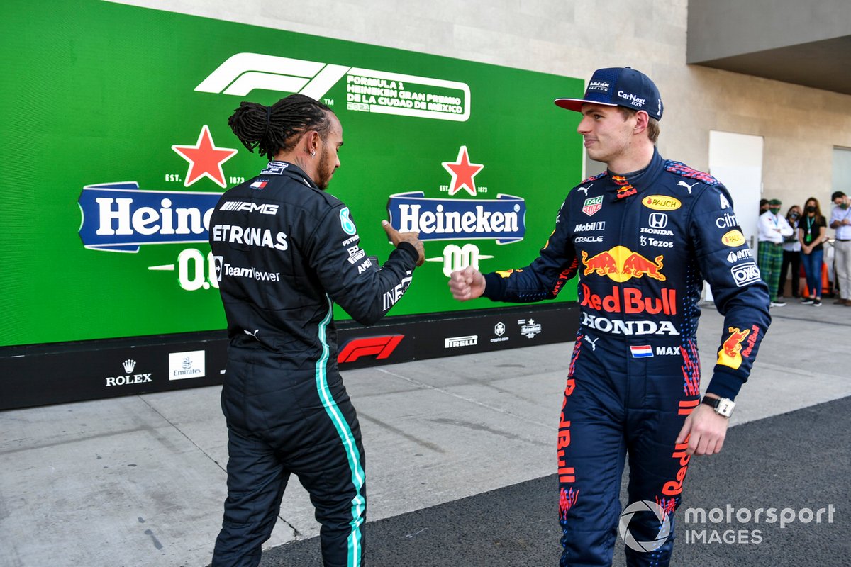Lewis Hamilton, de Mercedes, y Max Verstappen, de Red Bull Racing, se felicitan en el Parc Ferme tras la clasificación