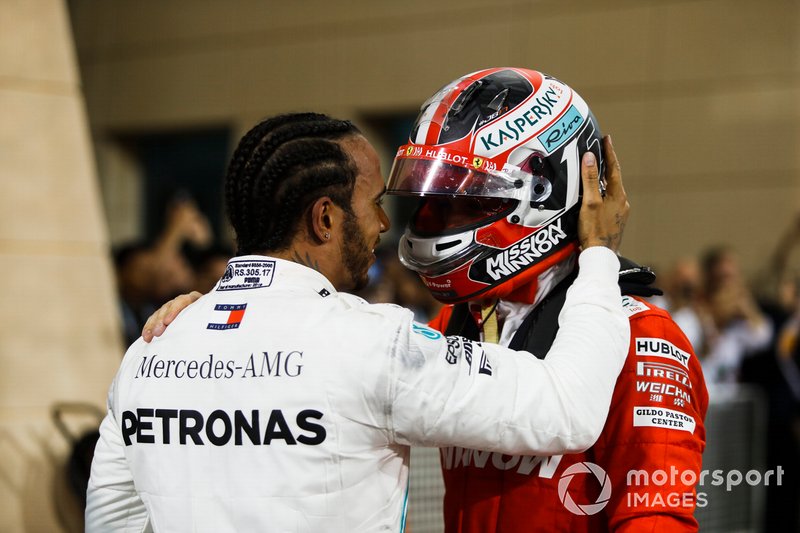 Lewis Hamilton, Mercedes AMG F1 y Charles Leclerc, Ferrari en parc ferme