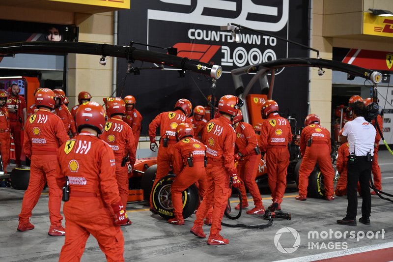 The Ferrari pit crew change the nose on Sebastian Vettel, Ferrari SF90