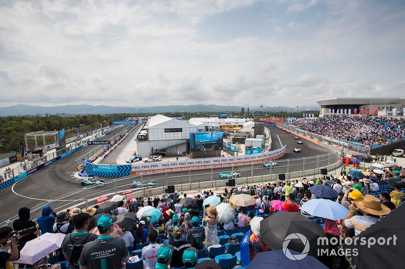 La parte trasera de la parrilla, entre las curvas alrededor del pitlane