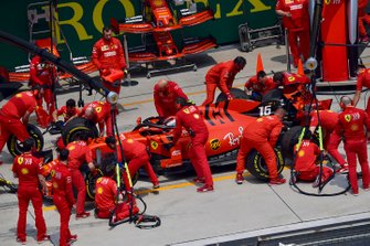 Charles Leclerc, Ferrari SF90, dans les stands durant les essais