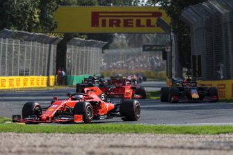 Sebastian Vettel, Ferrari SF90, devant Max Verstappen, Red Bull Racing RB15, et Charles Leclerc, Ferrari SF90