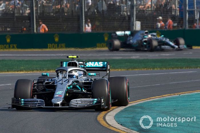 Valtteri Bottas, Mercedes AMG W10, lidera a Lewis Hamilton, Mercedes AMG F1 W10