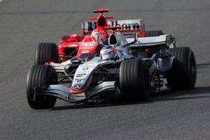 Kimi Raikkonen, McLaren Mercedes MP4/20 pasa a Michael Schumacher, Ferrari F2005