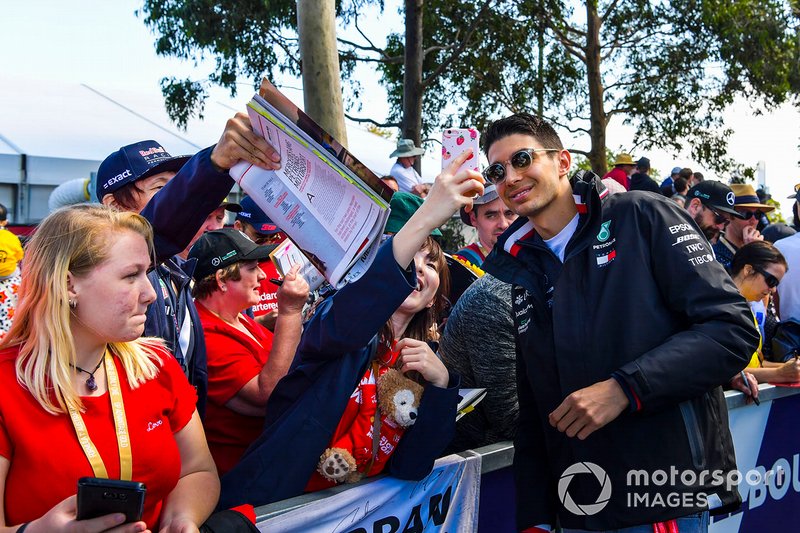 Esteban Ocon, Mercedes AMG F1, posa per un selfie con una tifosa