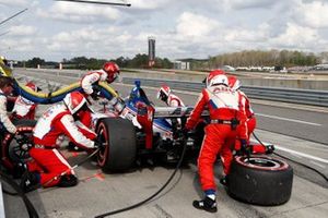 Tony Kanaan, A.J. Foyt Enterprises Chevrolet, pit stop