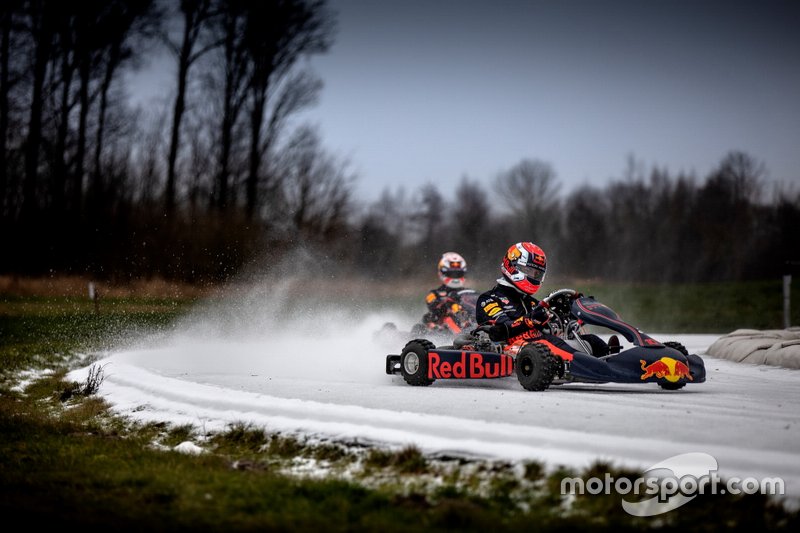 Max Verstappen (fundo) e Pierre Gasly participam de ação da Red Bull de kart no gelo