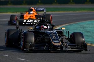 Romain Grosjean, Haas F1 Team VF-19, devant Carlos Sainz Jr., McLaren MCL34