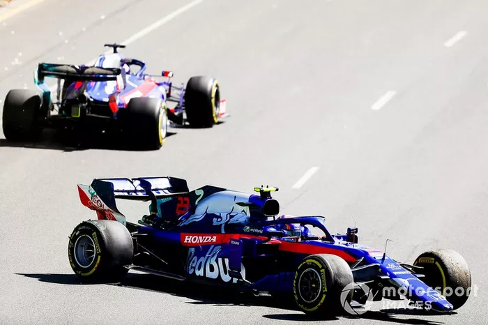 Alexander Albon, Toro Rosso STR14 with a broken front nose after spinning with Daniil Kvyat, Toro Roso STR14 driving by