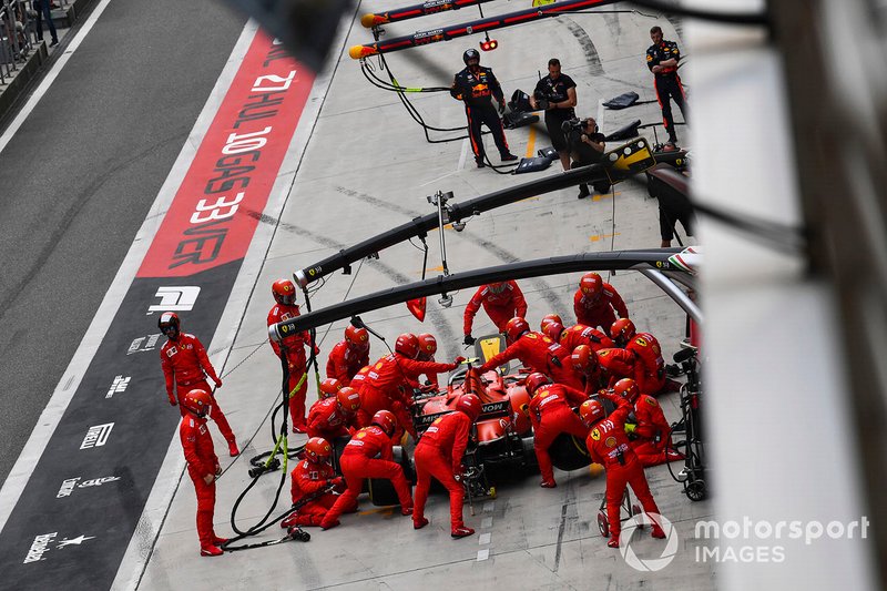 Charles Leclerc, Ferrari SF90, effettua un pit stop