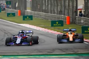 Daniil Kvyat, Toro Rosso STR14, voor Lando Norris, McLaren MCL34
