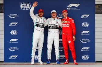 Le poleman Valtteri Bottas, Mercedes AMG F1, le second Lewis Hamilton, Mercedes AMG F1, et le troisième Sebastian Vettel, Ferrari
