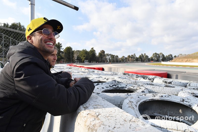 Daniel Ricciardo, Renault F1 Team y Alain Prost, Renault F1 Team Special Advisor ven las acciones