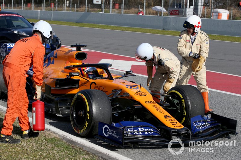 Carlos Sainz Jr., McLaren MCL34 stops on track