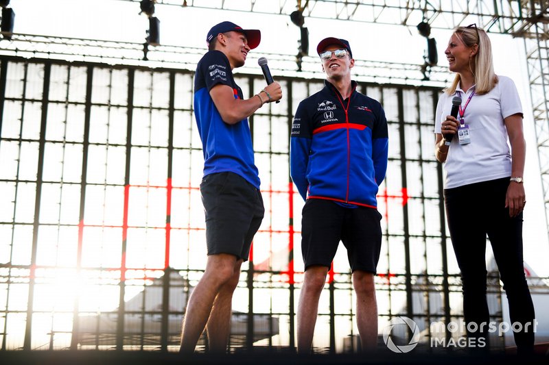 Alexander Albon, Toro Rosso, Daniil Kvyat, Toro Rosso y Rosanna Tennant, presentadora