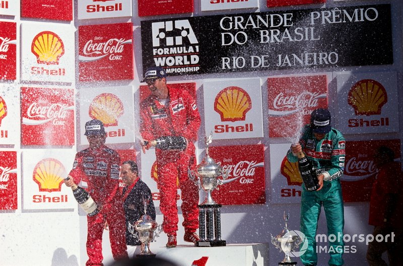 Podium: winnaar Nigel Mansell, Ferrari, tweede Alain Prost, McLaren, derde Mauricio Gugelmin, March