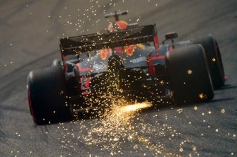 Vonken bij Max Verstappen, Red Bull Racing RB15
