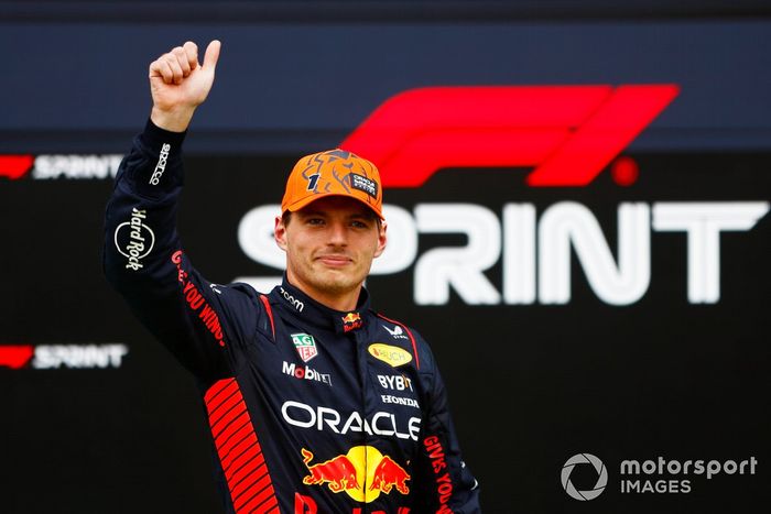 Max Verstappen, Red Bull Racing, da un pulgar hacia arriba después de ganar la tanda de Sprint